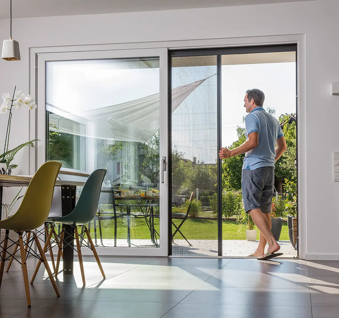 Plissee Insektenschutz für Balkon- und Terrassentüren: Vorteile, Montage und Kaufberatung